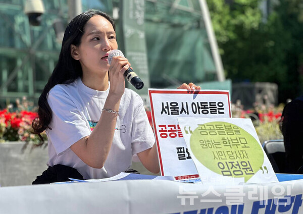 8일 오전 서울시청 앞에서 열린 '서울시사회서비스원 폐지조례 대한 오세훈 서울시장 재의권 행사 촉구' 기자회견'. 사진=빈곤사회연대