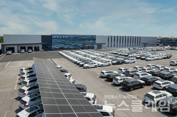 볼보자동차코리아(대표 이윤모)는 고객 만족도 향상을 위해 경기도 평택시에 소재한 볼보자동차 출고 전 점검(PDI) 센터를 확장해 재오픈했다고 9일 밝혔다. 볼보자동차코리아 제공