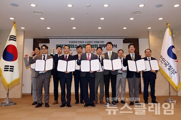 우아한형제들은 9일 서울 종로구 정부서울청사에서 열린 '착한가격업소 이용 활성화 지원을 위한 업무협약식'에 참석해 행전안전부, 소상공인연합회 등과 업무협약을 체결했다. 우아한형제들 함윤식 부사장(뒷줄 왼쪽부터 세번째)과 행정안전부 이상민 장관(앞줄 왼쪽부터 세번째) 등 참석자들이 협약서 서명 후 기념사진을 찍고 있다. 우아한형제들 제공