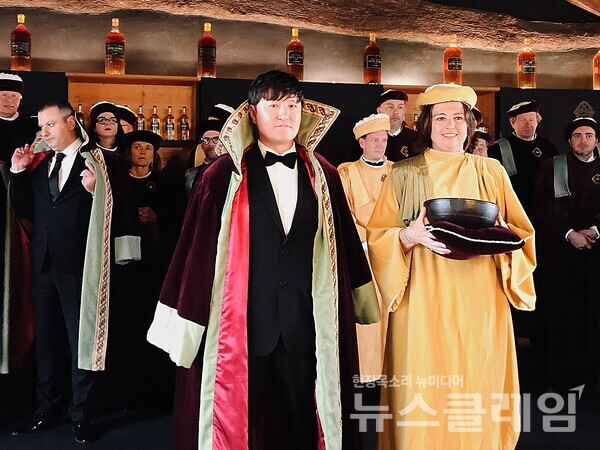 프랑스 보르도 와이너리 '샤또 기로'에서 '꼬망드리' 기사 작위를 수여받은 김웅 롯데마트슈퍼 주류팀장. 롯데쇼핑 제공