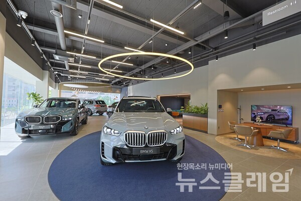 BMW 코리아(대표 한상윤)의 공식 딜러사인 동성 모터스는 BMW 부산중앙 전시장을 새로 단장해 오픈했다고 9일 밝혔다. BMW 코리아 제공