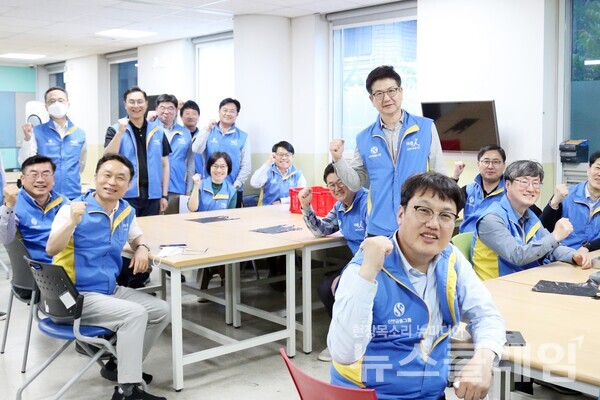 신한카드(사장 문동권)는 지난 8일 오후 서울 마포구 소재 우리마포보호작업장에서 임원 봉사활동을 진행했다고 9일 밝혔다. 봉사활동에 참여한 임원들이 기념촬영을 하고 있다. 신한카드 제공