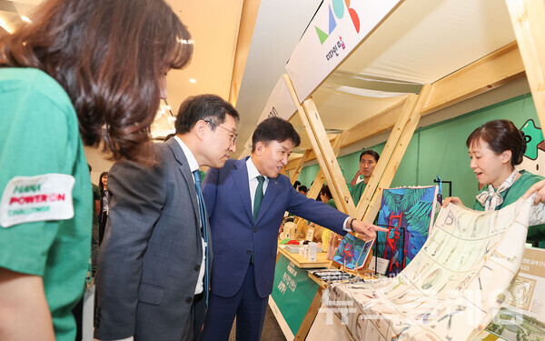 출발행사에 참석한 함영주 하나금융그룹 회장(사진 왼쪽에서 세 번째), 이성희 고용노동부 차관(사진 왼쪽에서 두번째)이 행사장에 마련된 사회혁신기업 전시부스를 방문하며 기업에 대한 설명을 듣고 있다. 하나금융그룹 제공