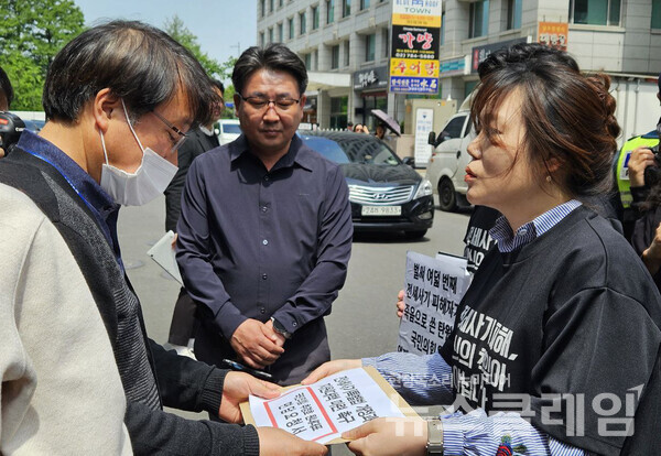 10일 오전 서울 여의도 국민의힘 당사 앞에서 열린 '전세사기 피해자 외면하는 국민의힘 규탄·새원내대표 면담 요청 기자회견'. 사진=빈곤사회연대
