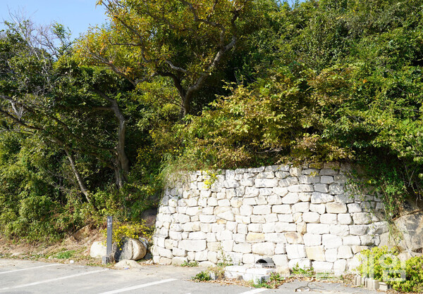 이견대는 문무대왕수중릉이 바라다보이는 바닷가 언덕 위에 있다. 문무왕에 이어 왕위에 오른 신문왕이 이곳에서 용으로부터 옥대와, 세상 풍파를 잠재울 피리, 만파식적 萬波息笛을 만들 대나무를 받았다는 곳이다. 사진=오근식 객원위원