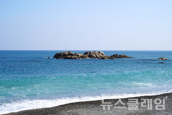 문무대왕수중릉은 경주 문무대왕면의 봉길해변에서 200여 미터 떨어진 바다에 홀로 있는 커다란 바위 가운데에 있다. 사진=오근식 객원위원