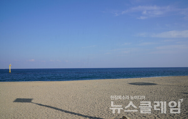 나정고운모래해변의 바다는 더없이 잔잔했다. 어느새 파도 부서지던 바닷가는 까마득히 잊고 평화로움을 만끽했다. 사진=오근식 객원위원