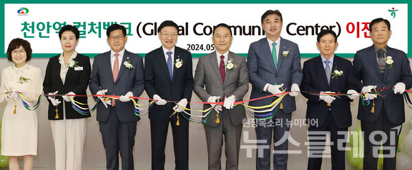 박상돈 천안시장(사진 왼쪽에서 다섯 번째)과 이승열 하나은행장(사진 왼쪽에서 네 번째), 행사에 참석한 관계자들이 기념촬영을 하고 있다. 하나은행 제공