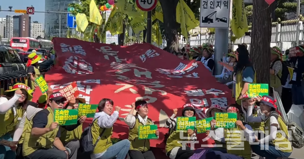 14일 오후 정부서울청사 앞에서 열린 '조속한 진료정상화, 올바른 의료개혁 촉구 결의대회'. 사진=보건의료노조