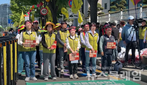 14일 오후 정부서울청사 앞에서 열린 '조속한 진료정상화, 올바른 의료개혁 촉구 결의대회'. 사진=보건의료노조