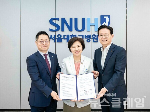 (왼쪽부터)김영훈 한화갤러리아 대표이사, 최은화 서울대학교어린이병원장,김형조 한화호텔앤드리조트 대표이사. 한화갤러리아 제공