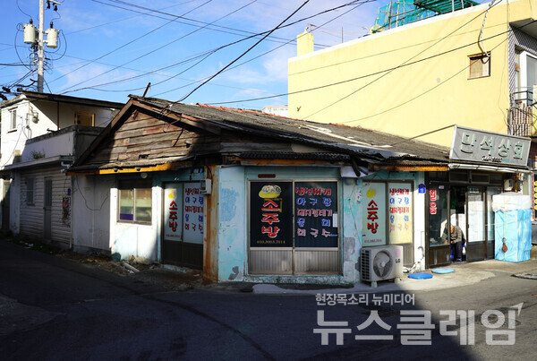 감포항에서 해파랑길12코스를 걷기 시작하며 만난 이 집이 겪었을 고단한 세월이 문득 궁금해 다가가 보니 국가유공자댁이었다. 사진=오근식 객원위원