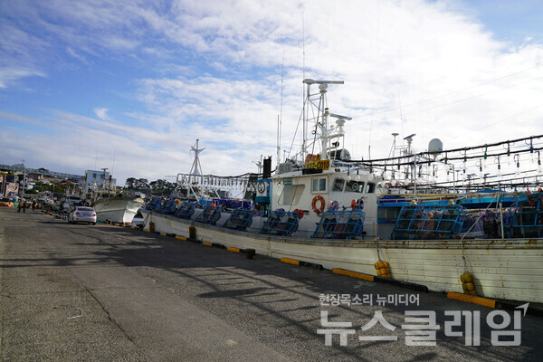 감포항에 정박 중인 고깃배들은 대부분 규모가 컸다. 걸으며 지나온 항구 중 이만큼 큰 배들이 정박해 있던 항구는 없었다. 감포항의 규모를 짐작할 수 있는 배들이다. 사진=오근식 객원위원
