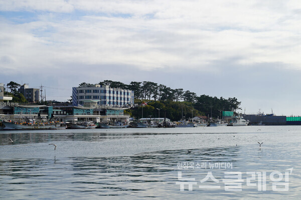 감포항 북쪽의 송대말 등대는 항구개항 8년 후인 1933년 등불을 밝혀 위치를 알리다 1955년 무인등대가 설치된 곳이다. 사진=오근식 객원위원
