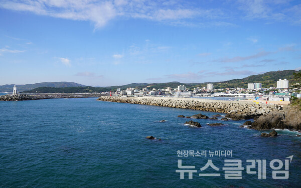 송대말등대 부근에서 북쪽의 작은 포구까지 이어지는 바다에는 크고 작은 바위들이 흩어져 있어 부서지는 물거품이 일품이다. 사진=오근식 객원위원