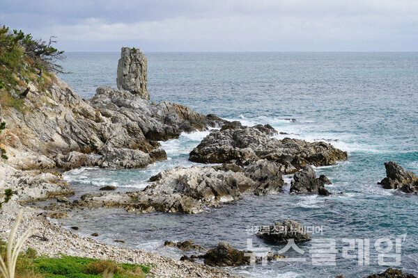리본과 방향 표시 스티커를 따라가다 보면 때로 물가로 길이 이어지기도 하는데 문득 멋진 바위가 눈 앞에 펼쳐지면 작은 걱정마저 잊는다. 사진=오근식 객원위원