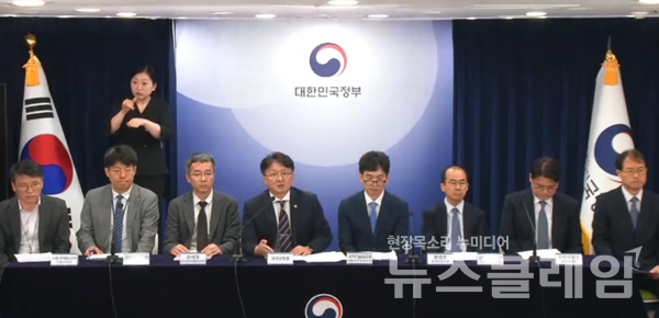 이정원 국무조정실 국무2차장이 지난 19일 서울 종로구 정부서울청사에서 해외직구 관련 추가 브리핑을 하고 있다.