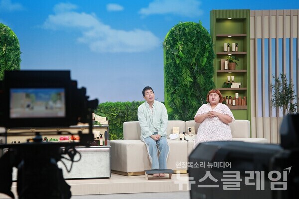 개그맨 김민기, 홍윤화 부부가 롯데홈쇼핑 본사 스튜디오에서 상생 방송을 진행하고 있다. 롯데홈쇼핑 제공