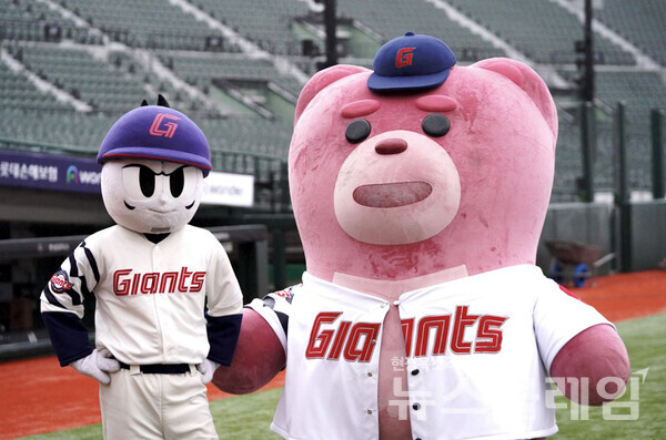 벨리곰이 롯데자이언츠 홈경기에서 시구 준비를 하고 있다. 롯데홈쇼핑 제공