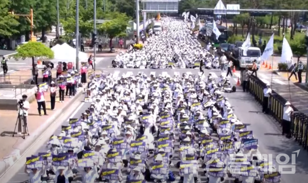 23일 오후 서울 여의도 국회 앞 의사당대로에서 열린 '전국 간호사 간호법안 제정 촉구 결의대회'. 사진=대한간호협회