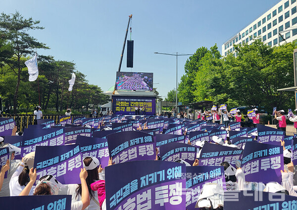 23일 오후 서울 여의도 국회 앞 의사당대로에서 열린 '전국 간호사 간호법안 제정 촉구 결의대회'. 사진=대한간호협회