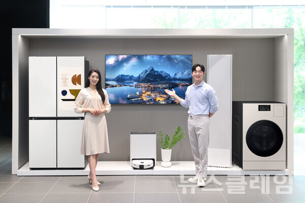 삼성전자 모델이 다양한 품목의 삼성 AI 가전을 소개하고 있다. 삼성전자 제공