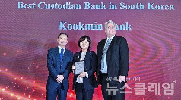 지난 23일 홍콩에서 진행된 아시아뱅커지 주관 ‘The Asian Banker Financial Markets Awards 2024’에서 김옥자 KB국민은행 수탁사업부장(좌측 두 번째)과 아시안뱅커지 관계자들이 기념사진을 촬영하고 있다. KB국민은행 제공