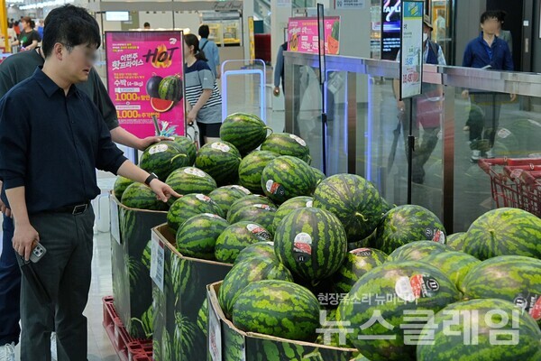 롯데마트 제타플렉스 서울역점에서 핫프라이스 상품을 보고있는 고객들. 롯데쇼핑 제공