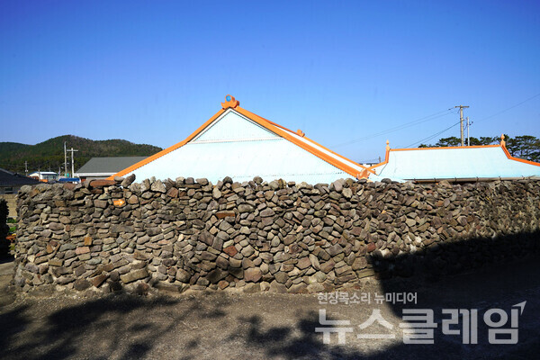 바닷가의 집들은 대부분 낮고 지붕을 거의 가릴 만큼 높은 돌담을 두르고 불어오는 비바람을 피하고 있다. 드러나지 않게 편안하다. 사진=오근식 객원위원