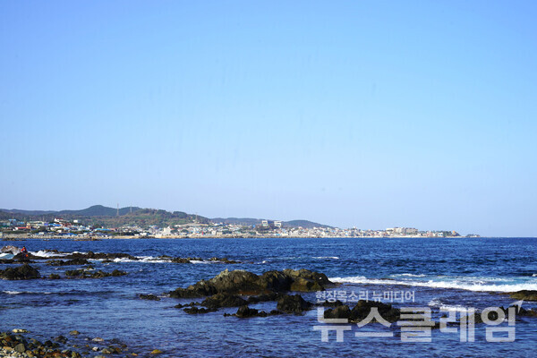 다리는 무거워지기 시작했는데 멀게 보이는 구룡포항은 너무나 아름다웠다. 사진=오근식 객원위원