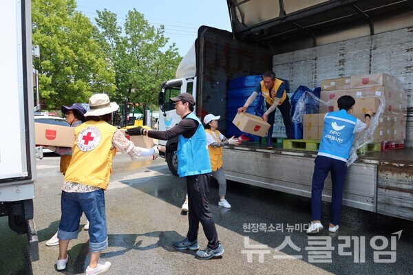 지난해 7월 SPC 임직원들이 폭우 피해지역 긴급구호를 위해 전라도 익산에 위치한 나바위성당에서 구호물품을 전달 활동을 진행하고 있다. SPC 제공