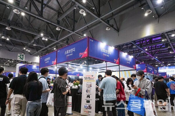 플레이엑스포 2024 스토브인디 부스. 스마일게이트 제공