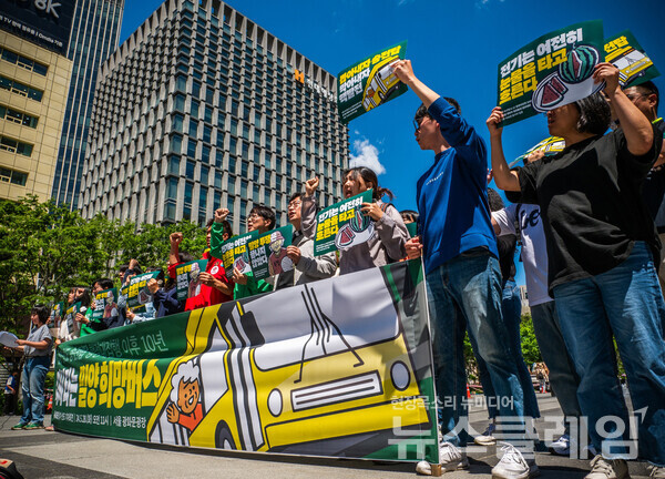 28일 오전 서울 광화문광장에서 열린 '밀양·청도 송전탑 행정대집행 이후 10년, 다시 타는 밀양 희망버스, 서울·수도권 참가 선포 기자회견'. 사진=밀양765kvout