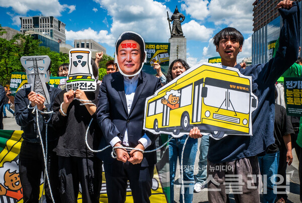 28일 오전 서울 광화문광장에서 열린 '밀양·청도 송전탑 행정대집행 이후 10년, 다시 타는 밀양 희망버스, 서울·수도권 참가 선포 기자회견'. 사진=밀양765kvout