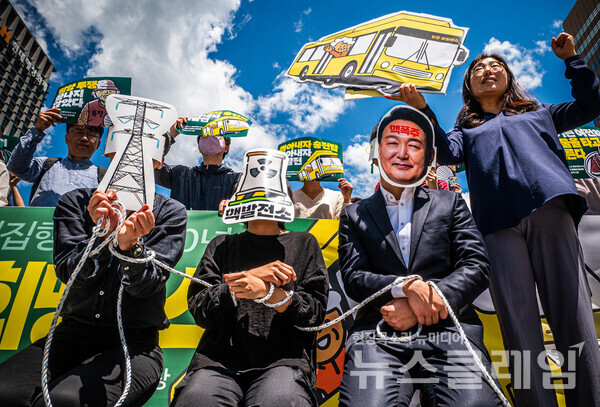 28일 오전 서울 광화문광장에서 열린 '밀양·청도 송전탑 행정대집행 이후 10년, 다시 타는 밀양 희망버스, 서울·수도권 참가 선포 기자회견'. 사진=밀양765kvout