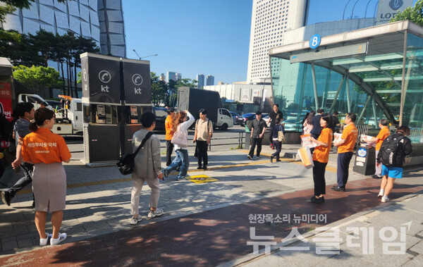 미래에셋증권(대표 김미섭·허선호)은 개인투자용 국채 첫 출시를 앞두고 29일부터 3일간 전국 주요 점포에서 가두캠페인을 실시한다고 밝혔다. 미래에셋증권 제공