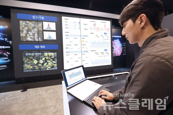 LG유플러스 임직원이 AI 양계 스마트팜 서비스를 시연하고 있다. LG유플러스 제공