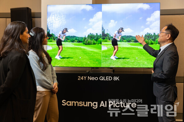 브라질 상파울루 '2024 중남미 테크세미나'에서 참석자들이 2024년형 Neo QLED 8K 신제품을 살펴보고 있다. 삼성전자 제공
