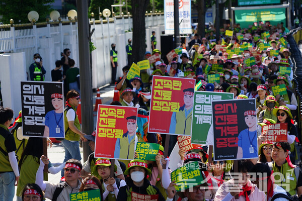 지난 14일 오후 정부서울청사 앞에서 열린 보건의료노조 결의대회. 사진=보건의료노조