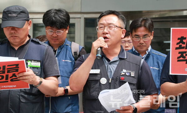 30일 오전 대구광역시청 앞에서 열린 '대구지역 최저임금·생활임금 투쟁 선포 기자회견'. 사진=민주노총 대구지역본부