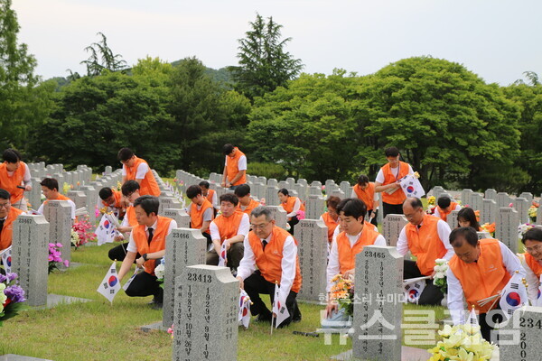 한화그룹 충청지역 봉사단이 6월 호국보훈의 달을 앞두고 30일 국립대전현충원에서 태극기 교체 등 봉사활동을 하고 있다. 한화그룹 제공