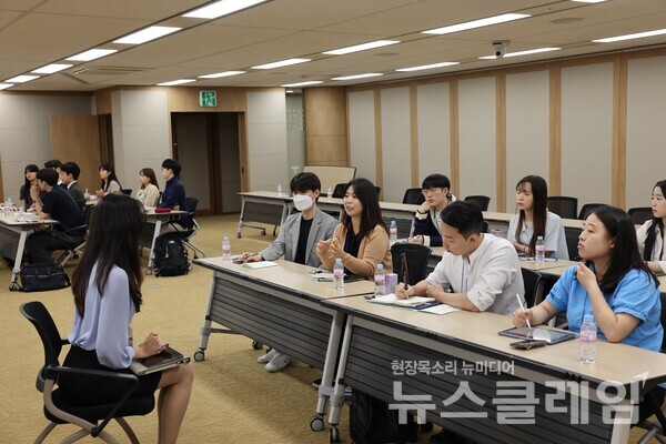 유한양행(대표이사 조욱제)은 지난달 31일 대방동 소재 본사에서 고용노동부에서 주관하는 일자리 수요데이 운영프로그램으로 원데이 기업투어를 진행했다고 3일 밝혔다. 유한양행 제공