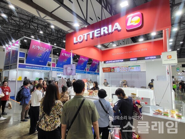 롯데GRS가 지난 5월 28일부터 6월 1일까지 태국 방콕에서 개최한 동남아 최대 식음료 무역 박람회인 THAIFEX의 롯데리아 홍보관 동남아 현지 관람객들이 시식회 및 행사를 관람하고 있다. 롯데GRS 제공