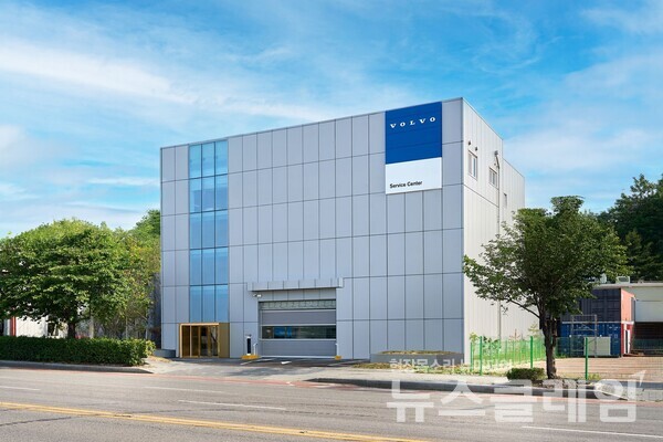 볼보자동차코리아(대표 이윤모)는 서울 동남권 및 경기 동남부 지역 고객에게 스웨디시 프리미엄 서비스를 제공하기 위해 볼보 하남 서비스센터를 신규 오픈했다고 3일 밝혔다. 볼보자동차코리아 제공