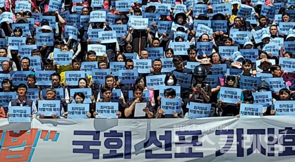 3일 오전 서울 여의도 국회 본청 앞 계단에서 열린 '최저임금 차별금지법' 국회 선포 기자회견. 사진=김동길 기자