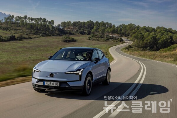 볼보자동차코리아(대표 이윤모)는 차세대 프리미엄 순수 전기 SUV, ‘Volvo EX30’을 오는 6월 말부터 순차적으로 출고한다고 4일 밝혔다. 볼보자동차코리아 제공