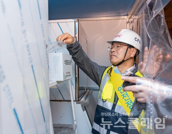 김회언 HDC현대산업개발 대표이사가 4일 혹서기 대비 식염 포도당 비치 여부를 확인하고 있다. HDC현대산업개발 제공