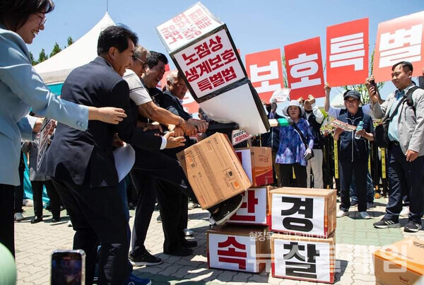 4일 오전 서울 여의도 국회 앞에서 열린 '제37차 6·13 전국노점상대회 선포 기자회견'. 사진=최인기 빈민운동가