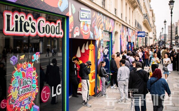 LG전자가 ‘게임’과 ‘K-컬처’를 매개로 프랑스 파리에서 펼친 ‘Life’s Good’ 브랜드 활동이 유럽 YG 고객들에게 큰 호응을 얻고 있다. 관람객들이 운집한 행사장 외부 전경. LG전자 제공