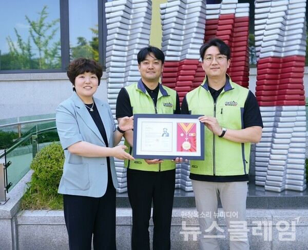 팔도(대표이사 권성균)는 사회공헌활동 공로를 인정받아 적십자 ‘회원유공장 명예대장’을 수상했다고 5일 밝혔다. 팔도 제공